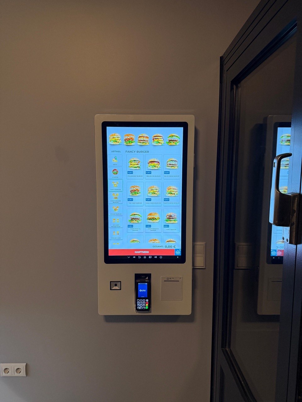 Bestellterminal mit digitaler Speisekarte und Kartenzahlung
