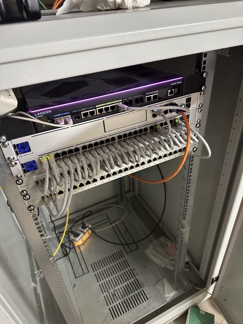 UniFi-Gateway und Switch mit Patchverkabelung in einem Netzwerkschrank