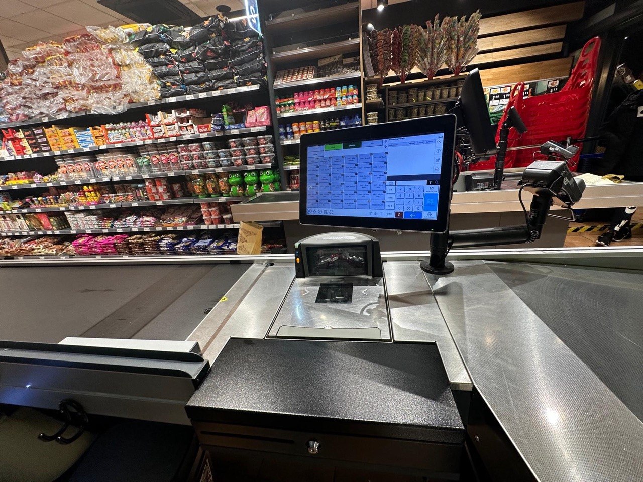 Supermarktkasse mit Scanner und Kartenterminal