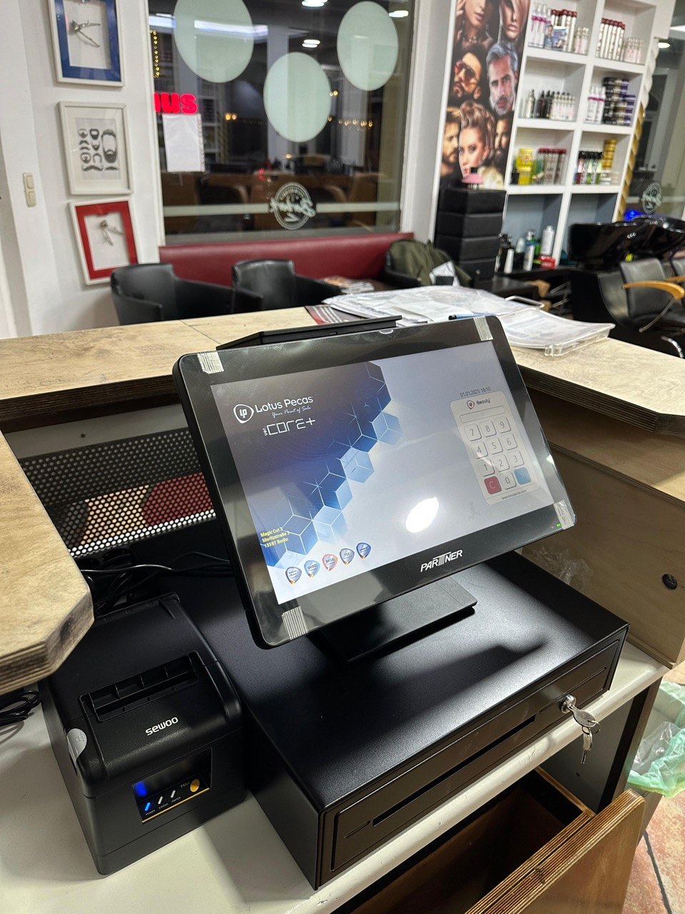 Touch-Kasse mit Bondrucker und Kassenschublade im Friseursalon