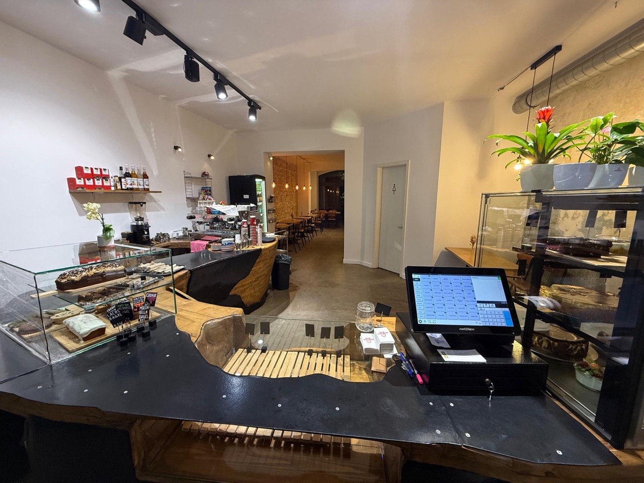 Touch-Kassensystem mit Kassenschublade am Tresen eines Cafés