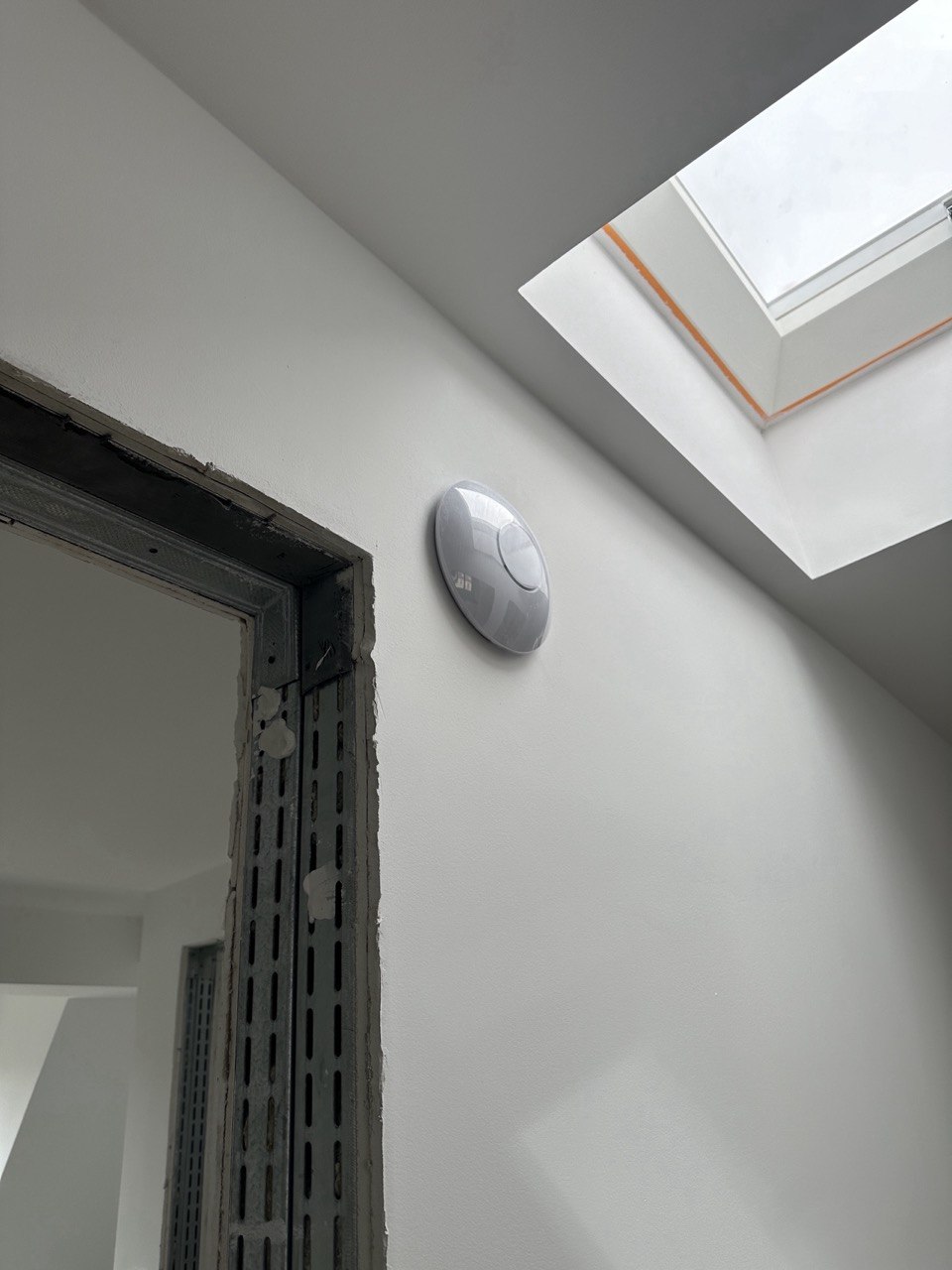 UniFi Access Point an einer Wand während des Innenausbaus